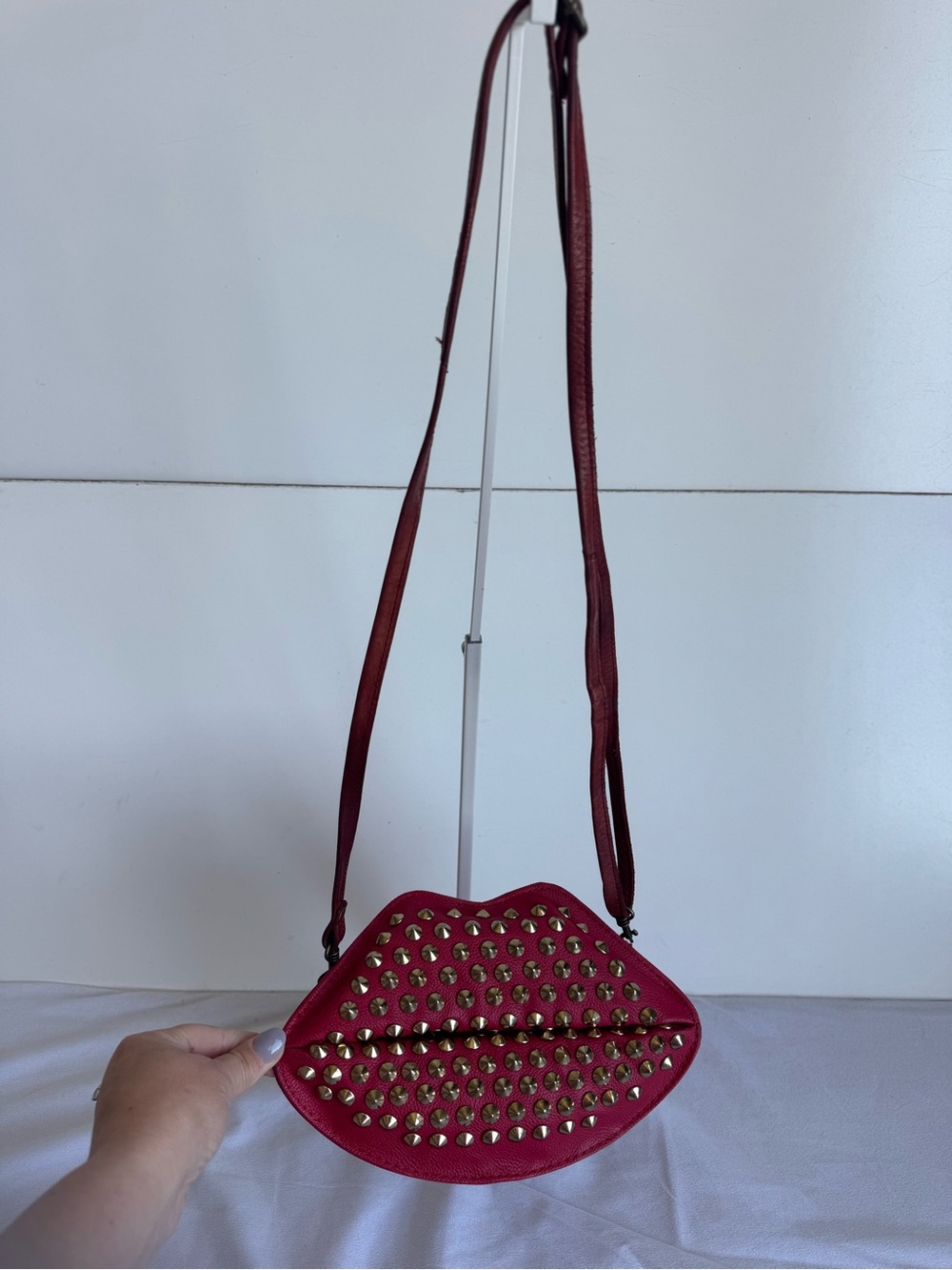 Jingpin red studded lips purse mwah faux leather adjustable strap rockabilly kis - Picture 2 of 13